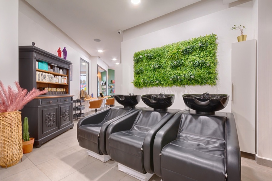 Espace shampoing : trois bacs devant le mur végétal