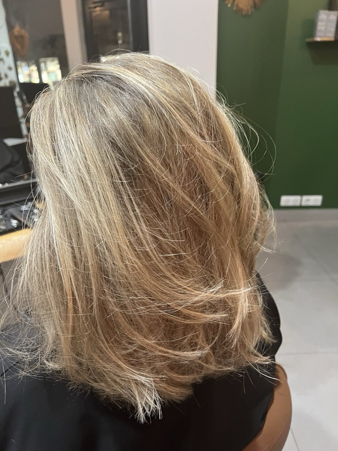 Balayage blond sur cheveux mi-longs, vu de dos