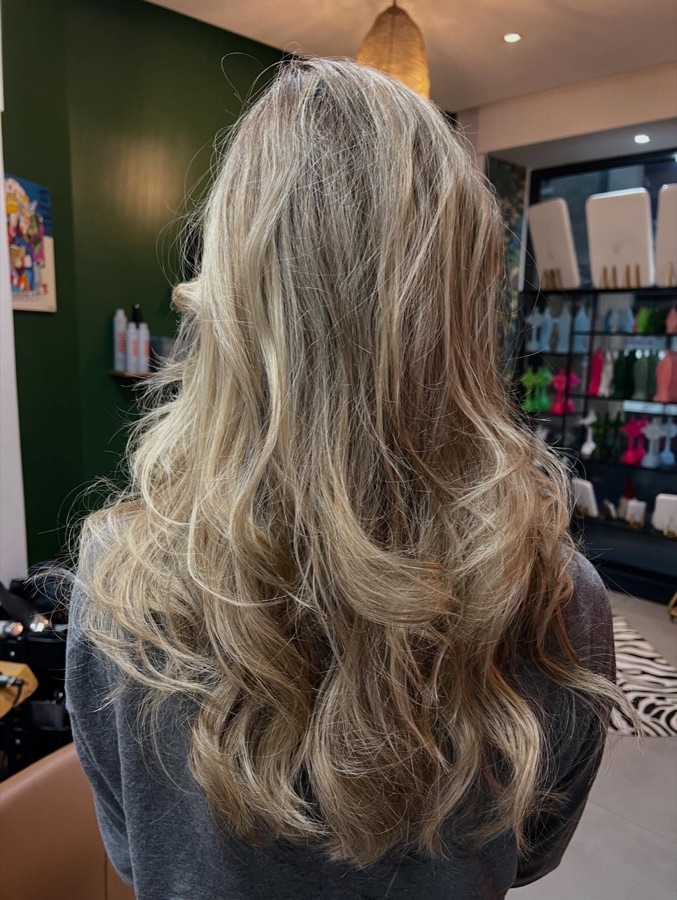 Longs cheveux ondulés balayés, vus de dos